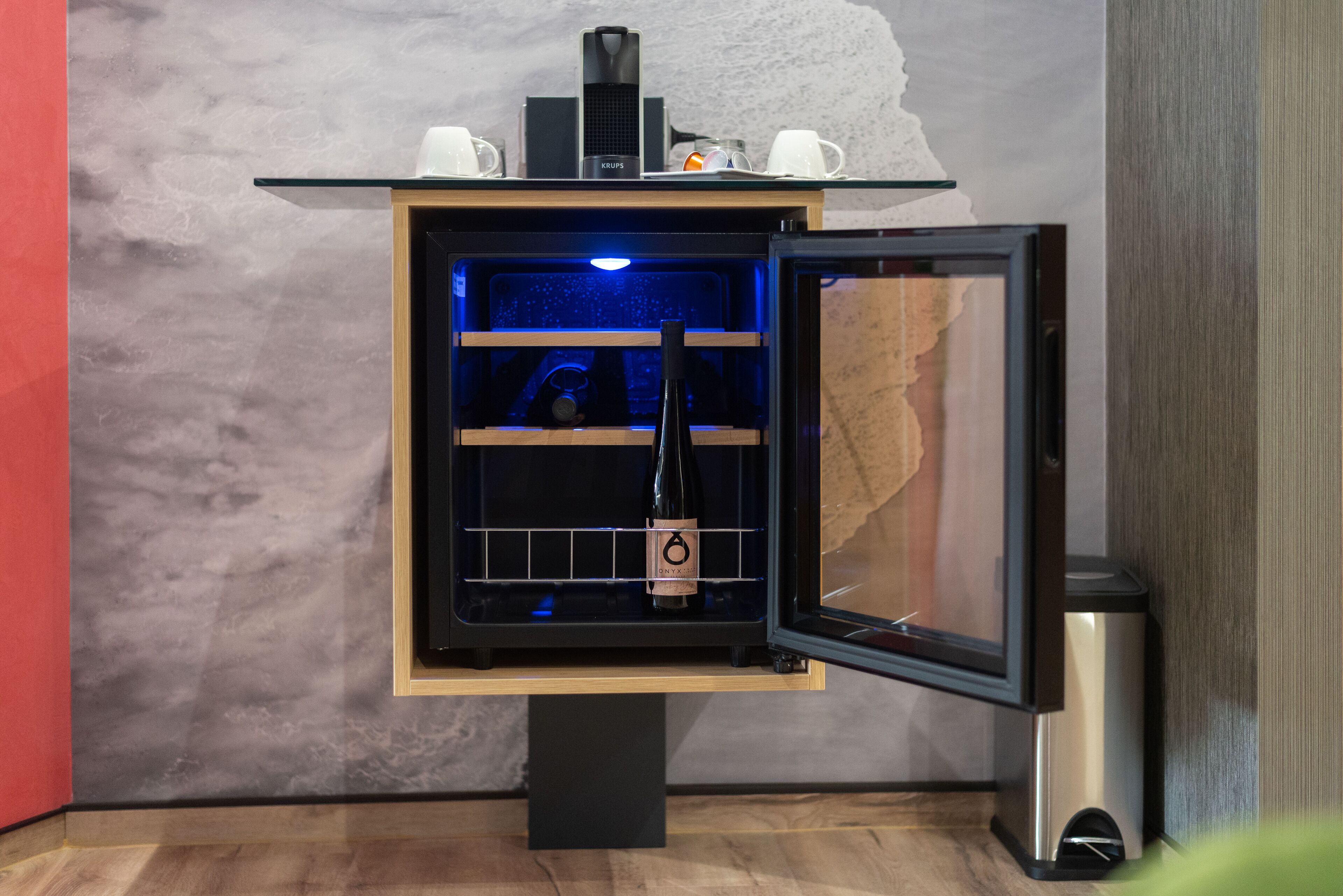 executive suite with hydromassage tub | living area | 75-cm flat-screen tv with satellite channels, tv