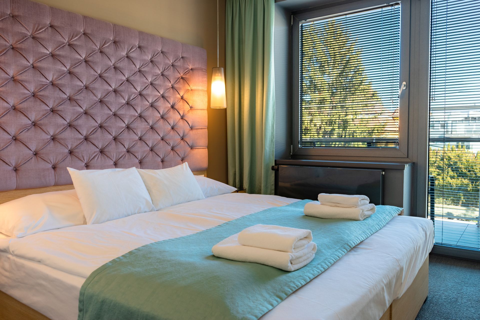 Chambre quadruple Deluxe | Literie de qualité, décor unique, ameublement unique