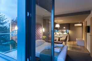 Superior Studio with Jacuzzi | Living area