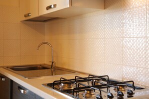 Departamento familiar, 1 habitación, Terraza, vista al mar | Cocina privada | Refrigerador con congelador, parrilla de estufa y lavavajillas 