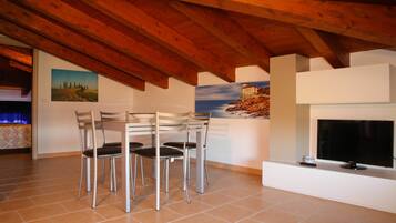 Comfort-Penthouse, 2 Schlafzimmer, Terrasse, Meerblick | Wohnzimmer | 32-Zoll-Flachbildfernseher mit Digitalempfang, Fernseher