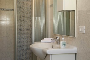 Appartement Classique, 1 chambre, cuisine, vue jardin | Douche de la salle de bain