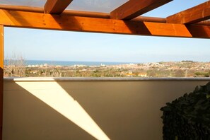 Attico Comfort, 2 camere da letto, terrazzo, vista mare | Vista dalla camera