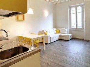Apartamento clásico, 1 habitación | Zona de estar | Una televisión de pantalla plana