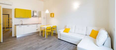 Classic-Apartment, 1 Schlafzimmer | Wohnbereich | Flachbildfernseher