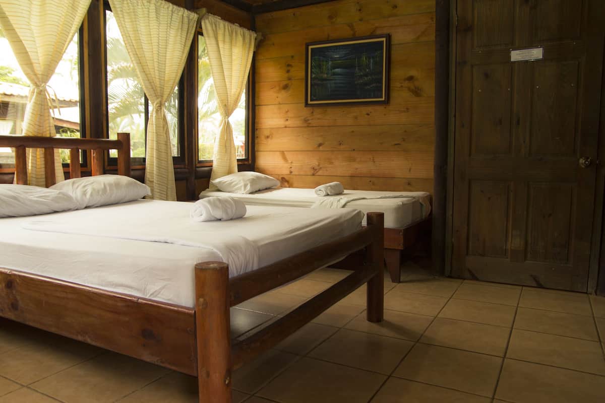 Minibar, wifi gratis, decoración personalizada y ropa de cama