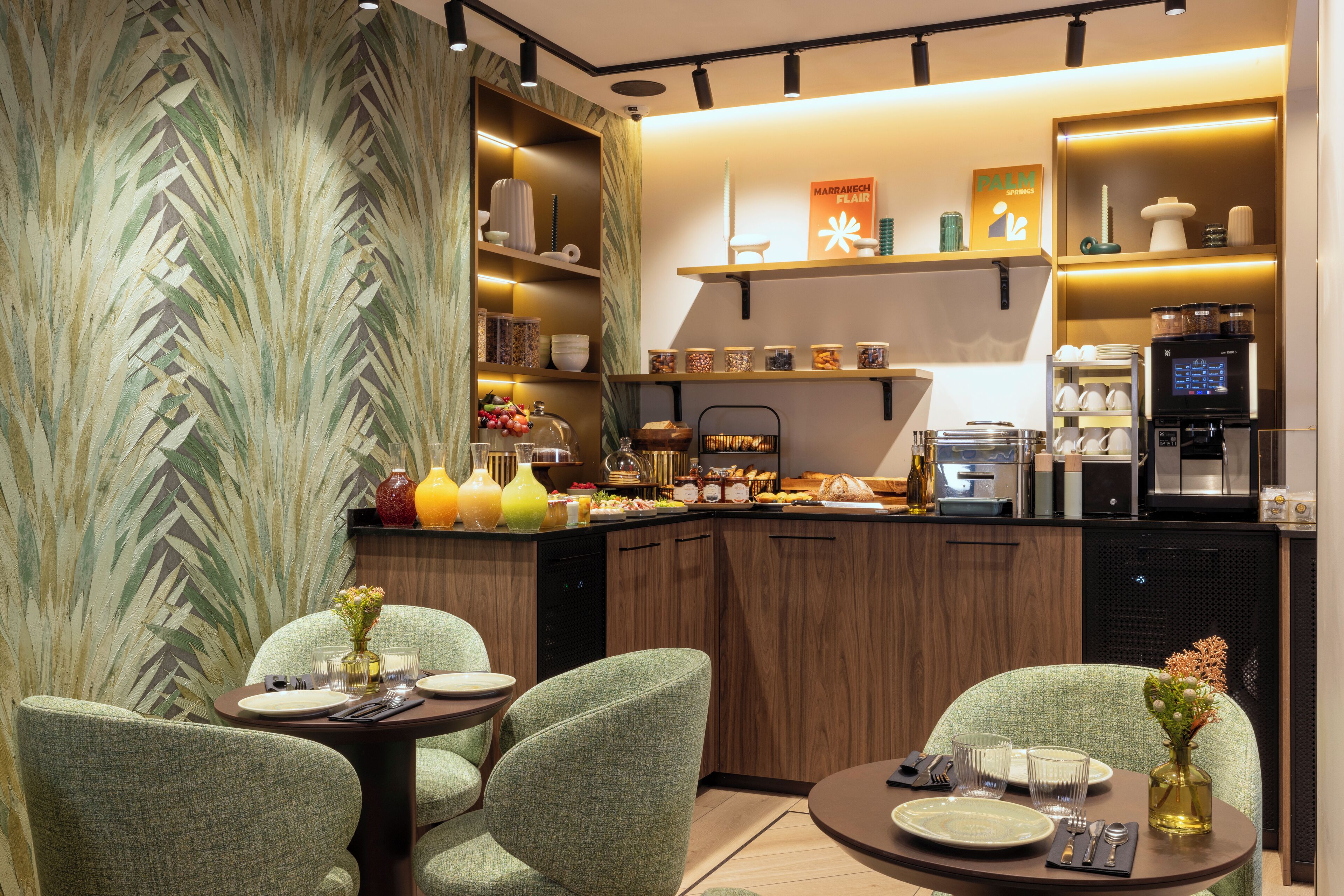 每日供应自助式早餐（每人 EUR 20）