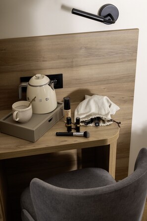 Ropa de cama de alta calidad y caja de seguridad en la habitación 