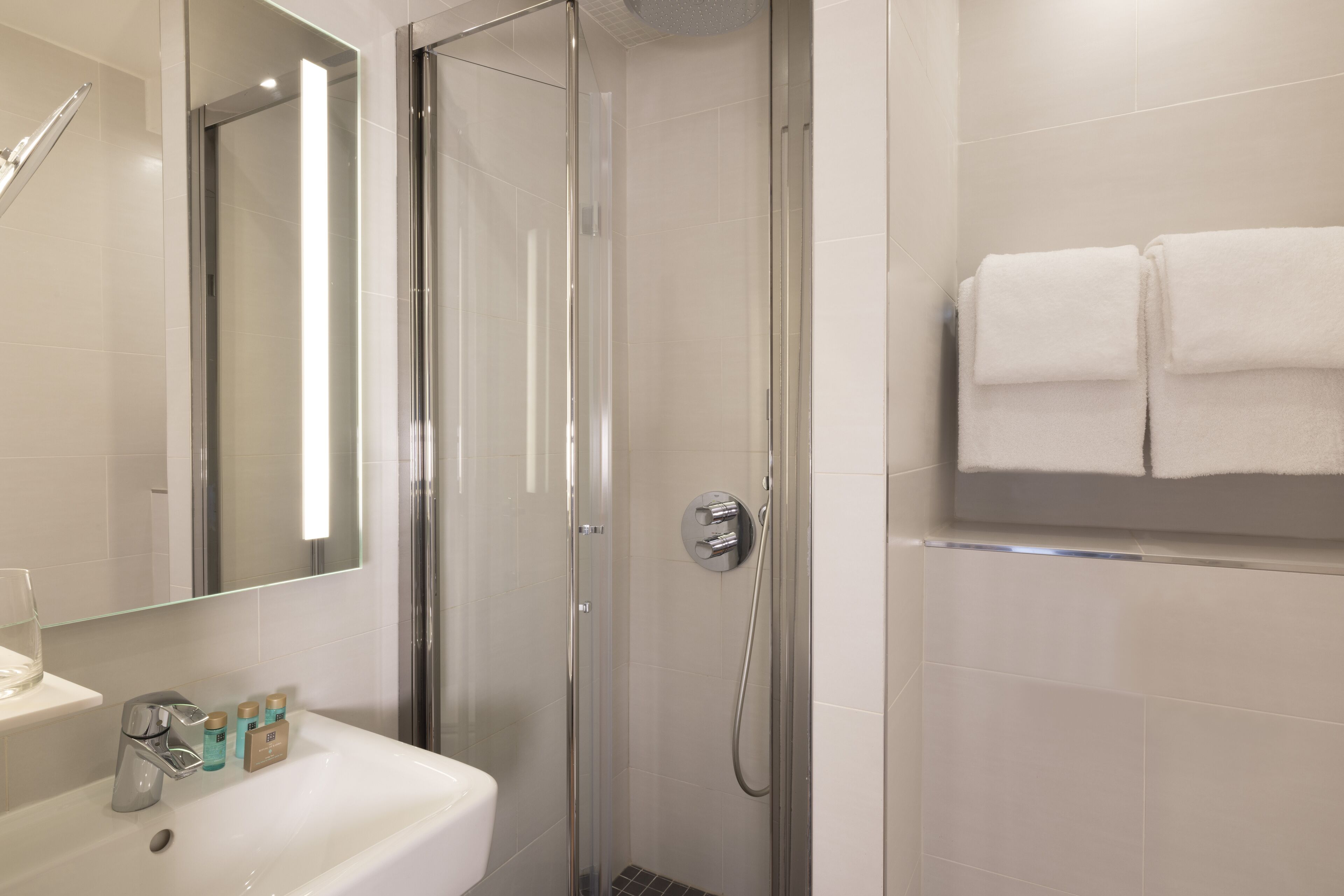 Superior Double Room (Hammam access) | Bathroom | Shower, rainfall showerhead, free toiletries, hair dryer