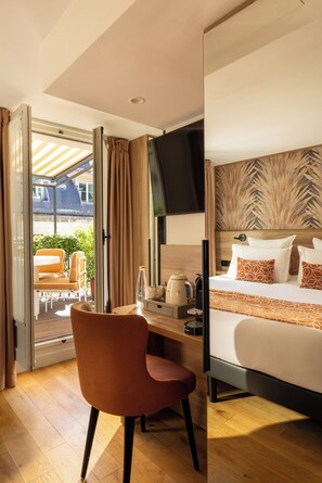 Deluxe suite, terras (Hammam access) | Luxe beddengoed, een kluis op de kamer, een bureau, geluiddichte muren