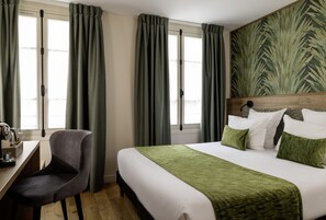 Ropa de cama de alta calidad y caja de seguridad en la habitación 