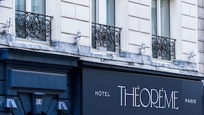 Un cartel de hotel con el nombre 'Theoreme' y la ubicación 'París'.
