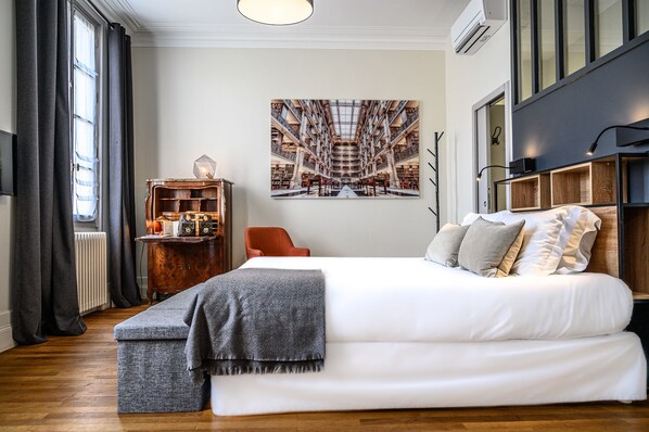 双人房 (Madeleine) | 高档床上用品、加厚床垫、办公桌、免费 WiFi