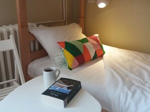 Bed in 6-Bed Shared Dormitory Room | 客房内保险箱、熨斗/熨板、免费 WiFi、床单