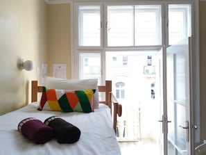 Room - Roommates Hostel (Belgrade)