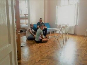 Caja de seguridad en la habitación y tabla de planchar con plancha 