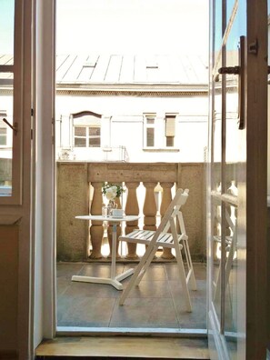 Bed in 6-Bed Shared Dormitory Room | Balcony - Roommates Hostel (Belgrade)