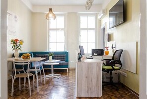 Dining - Roommates Hostel (Belgrade)