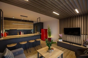 Apartment (Lux Red / Bukowa 17a Street) | Schallisolierte Zimmer, Bügeleisen/Bügelbrett, Bettwäsche