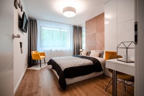 Sistema de insonorización, tabla de planchar con plancha y ropa de cama 