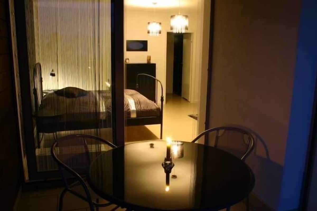 Une chambre d’hôtel avec un lit, un bureau et une chaise.