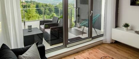 تجهيزات عازلة للصوت ومكواة/لوح كي وملاءات أسرّة