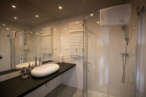 Apartment (Black and White / Bukowa 17a Street) | Bathroom | Shower, hair dryer, towels, toilet paper