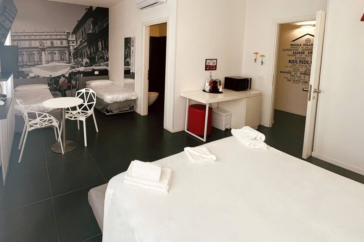 デラックス 4 人部屋 | 低刺激性寝具、羽毛の掛け布団、低反発ベッド、デスク
