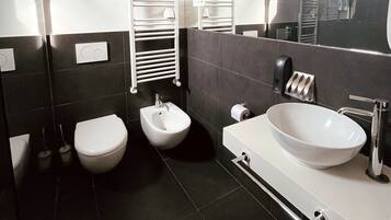 Douche, douche à « effet pluie », articles de toilette gratuits