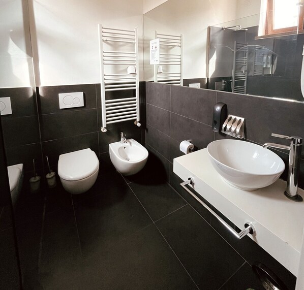 Shower, rainfall showerhead, free toiletries, hair dryer - DiMoras House (Verona)
