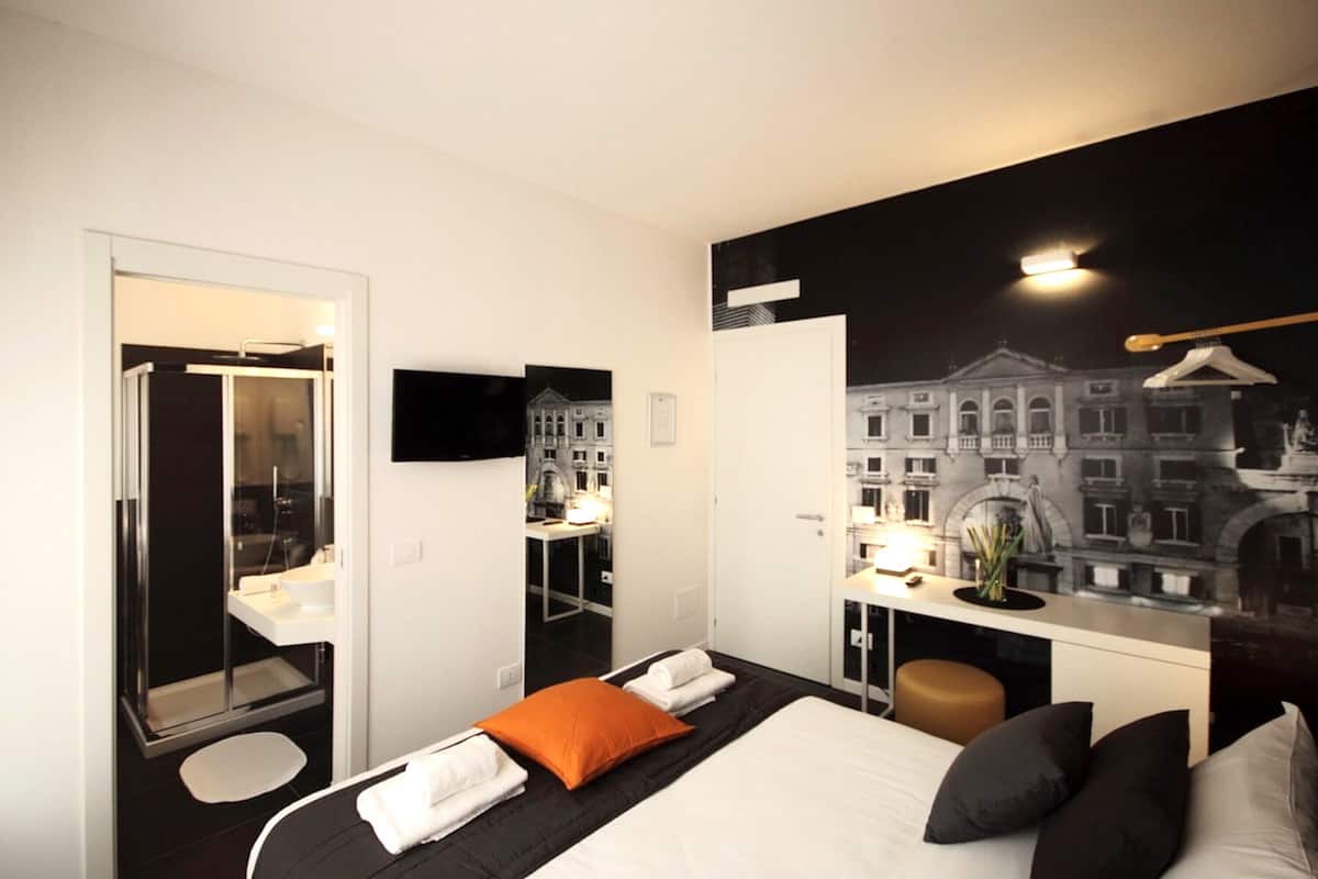 Habitación doble estándar | Ropa de cama hipoalergénica, edredón y camas con efecto memoria