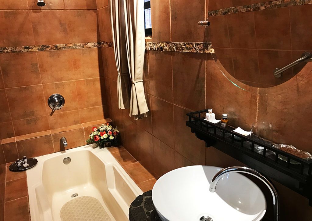 family suite, non smoking | bathroom | free toiletries, hair dryer, towels