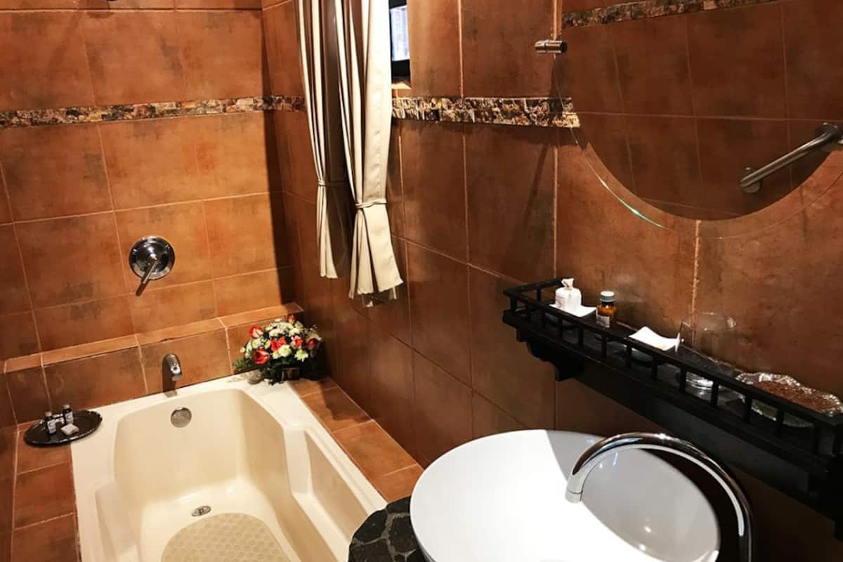 family suite, non smoking | bathroom | free toiletries, hair dryer, towels