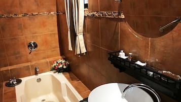 Family Suite, Non Smoking | Bathroom | Free toiletries, hair dryer, towels