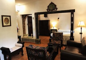 Family Suite, Non Smoking | Ruang tamu