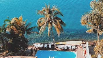 Piscina externa, espreguiçadeiras