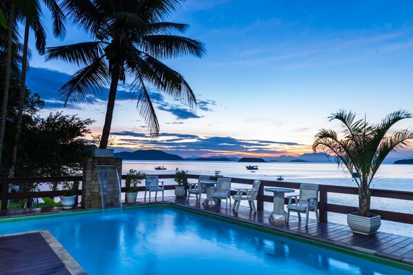 Alberca al aire libre y camastros 