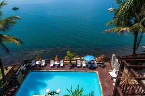 Outdoor pool, sun loungers - Pousada das Flores (Angra dos Reis)