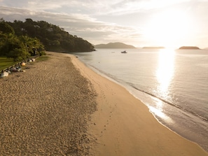 Beach nearby - Pousada das Flores (Angra dos Reis)