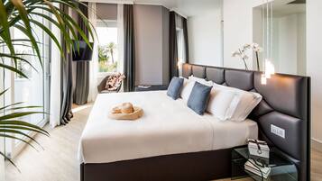 Habitación Deluxe doble, vistas al mar | Ropa de cama de alta calidad, edredones de plumas, decoración individual