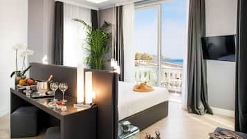 Deluxe Junior Suite, Sea View, Balcony | Luxe beddengoed, individueel gedecoreerd, individueel gemeubileerd