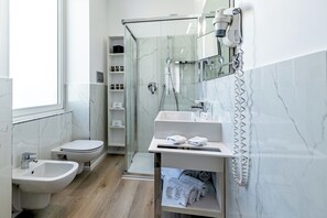 Kamar Deluks, 1 Tempat Tidur Twin Besar | Kamar mandi | Shower, pancuran hujan, perlengkapan mandi gratis, dan pengering rambut