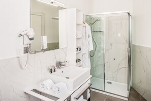 デラックス ダブルルーム | バスルーム | シャワー、レインフォールシャワー、バ スアメニティ (無料)、ヘアドライヤー