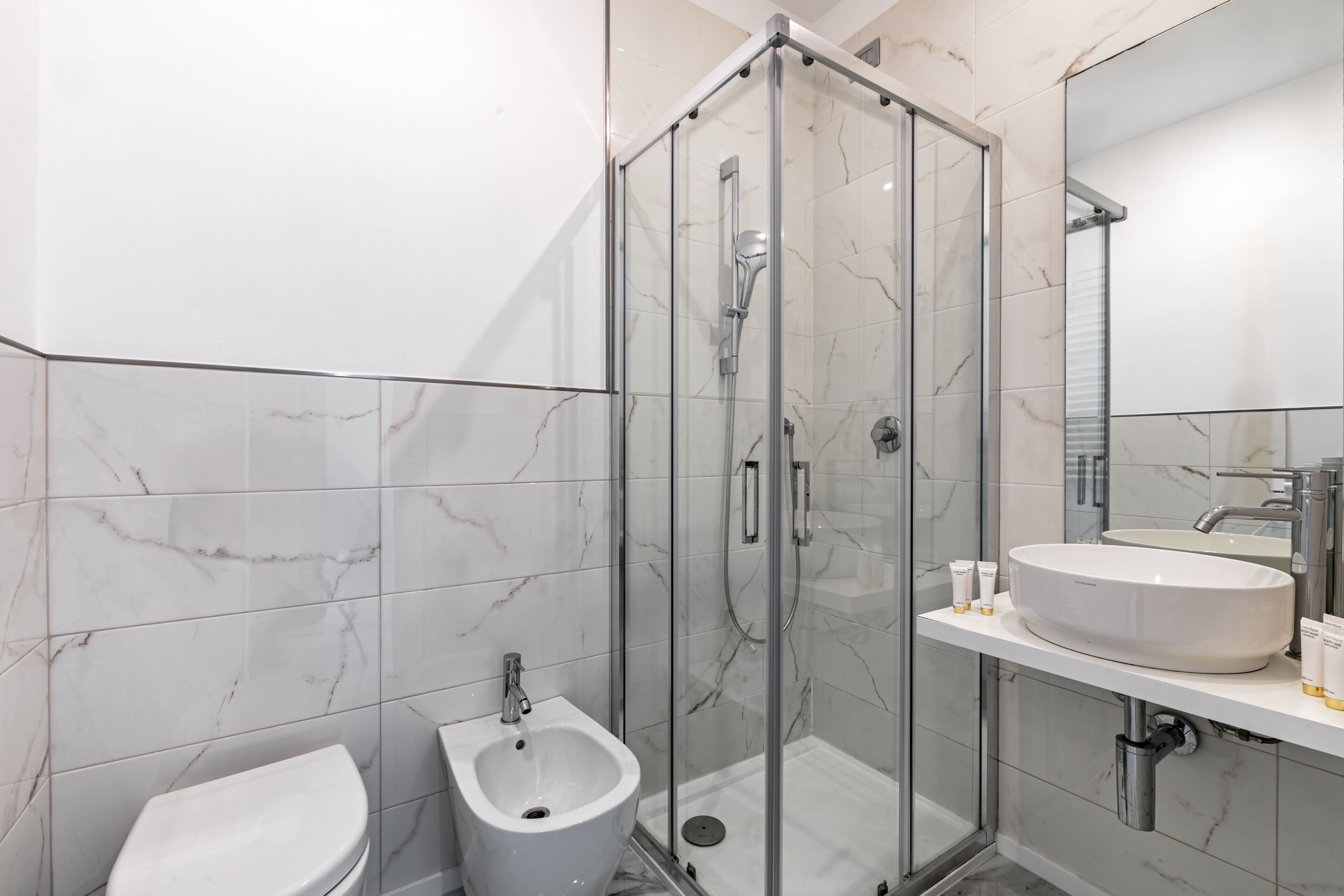 Comfort Triple Room | Bathroom | Shower, rainfall showerhead, free toiletries, hair dryer
