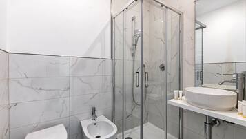 Comfort Triple Room | Bathroom | Shower, rainfall showerhead, free toiletries, hair dryer