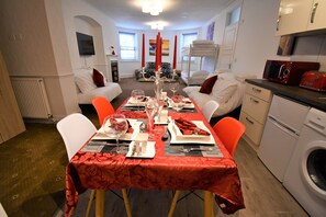 Family Studio | Private kitchen | Fridge, microwave, coffee/tea maker, electric kettle - Bourne Hall Hotel (Bournemouth)