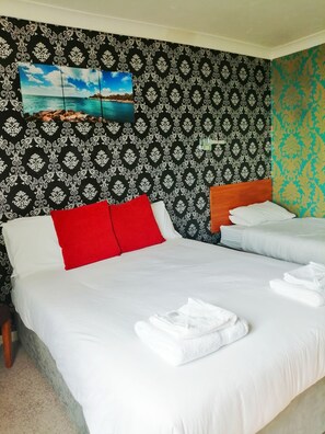 1 chambre, ameublement personnalisé, bureau