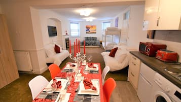 Estudio familiar | 1 habitación, muebles diferentes y escritorio