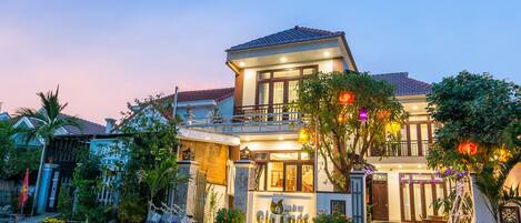 Vista frontal de la propiedad