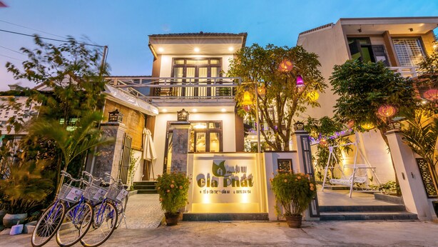 A modern building with a sign reading "Cia Phat". - Gia Phat Homestay  (Da Nang)